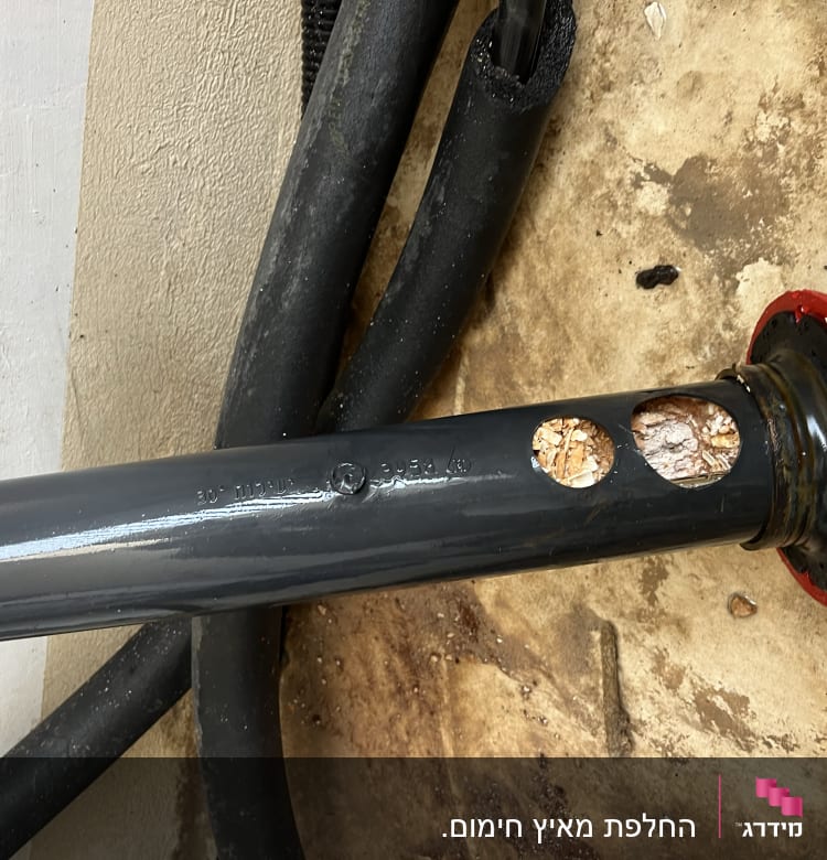 רכיב דוד שמש עם חורים ופסולת פנימית